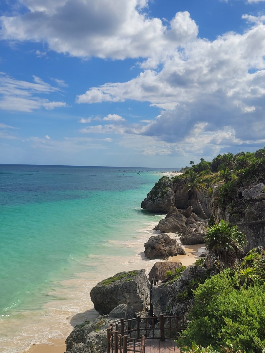 Turquoise water and the coast at Tulum